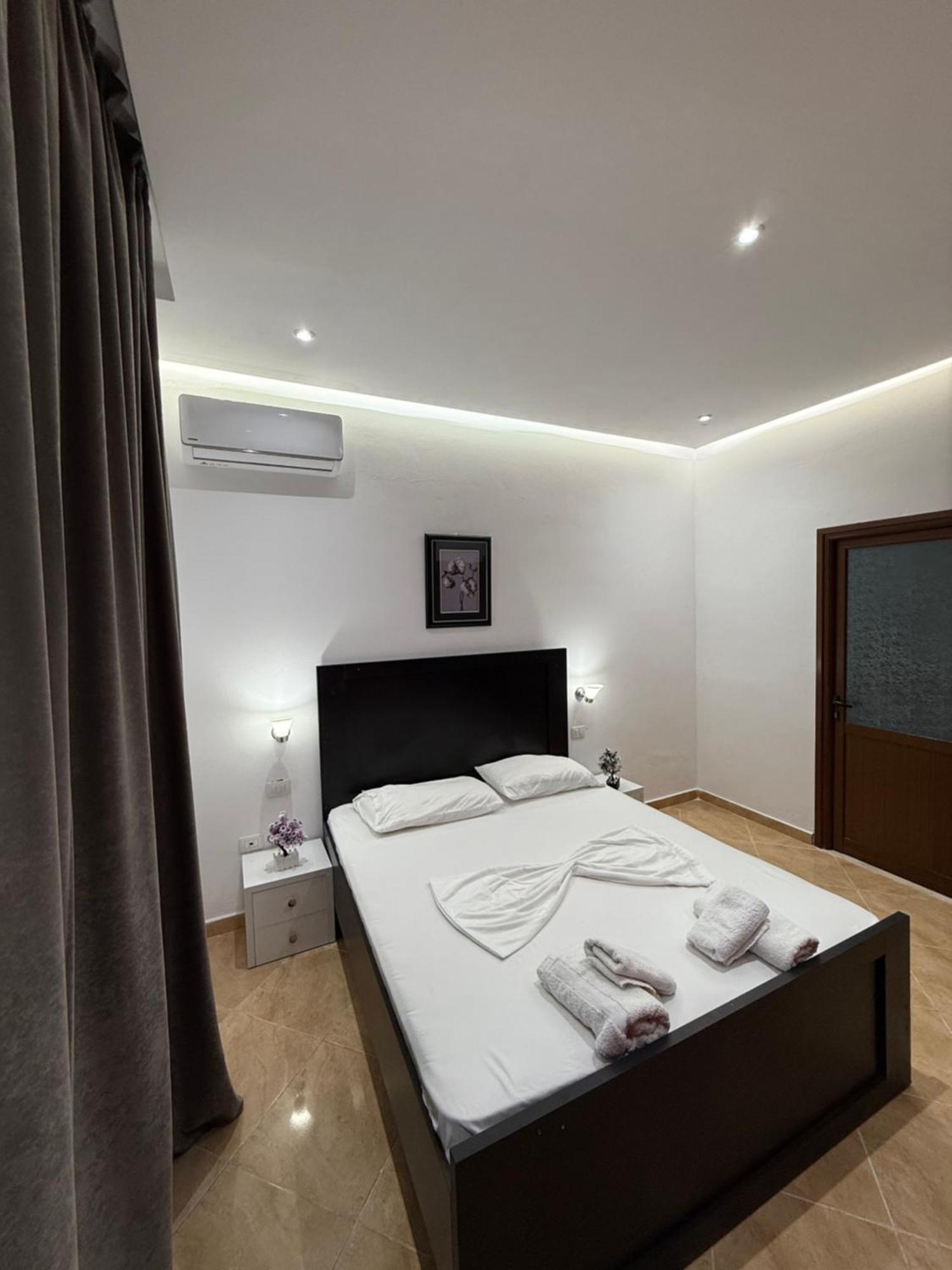 Anel'S Guesthouse 베라트 외부 사진